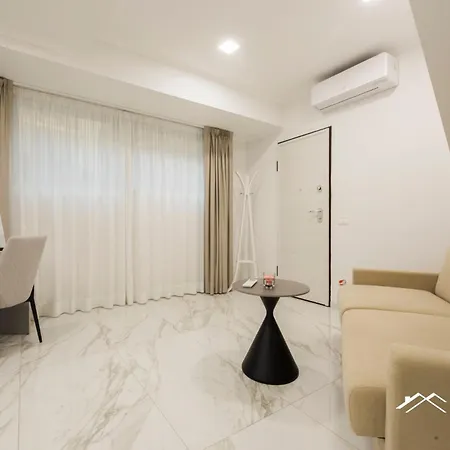 Lux 1m | 1br | A/c | Wifi| 6pax By Tilo *